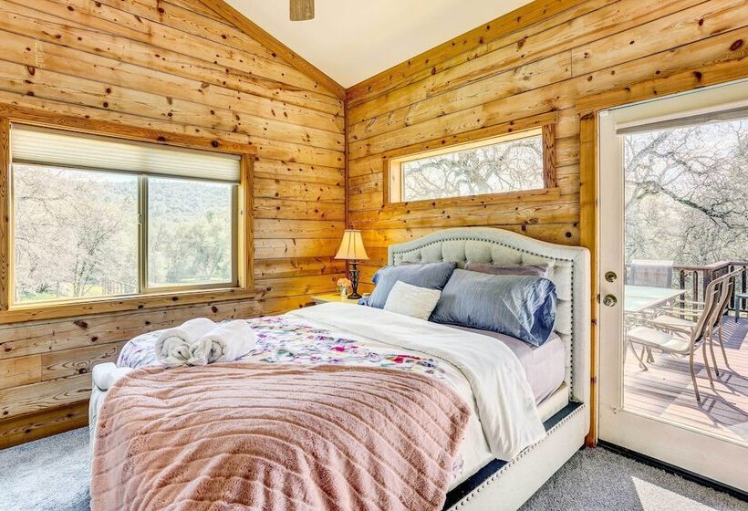 Spacious Mariposa Cabin W/ Deck & Private Hot Tub!
