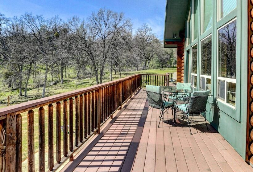 Spacious Mariposa Cabin W/ Deck & Private Hot Tub!