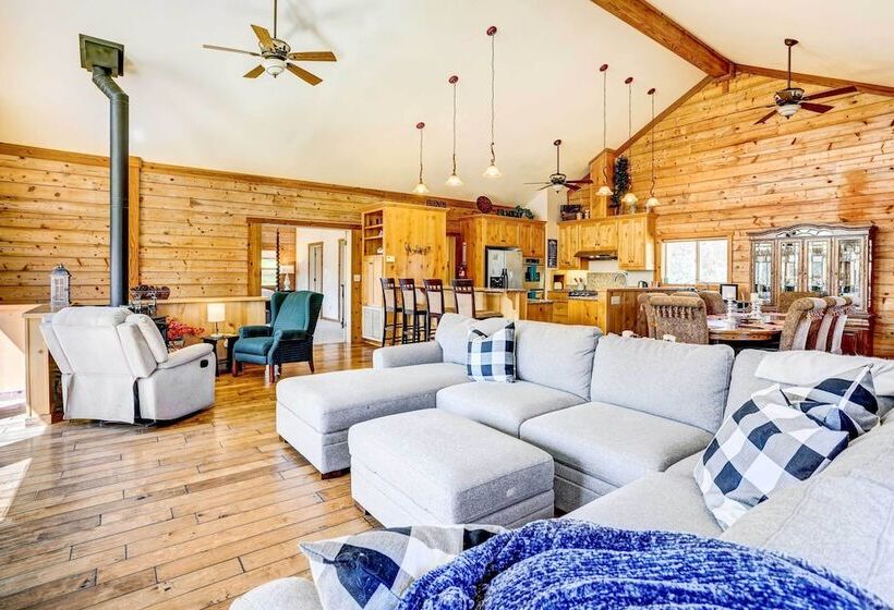 Spacious Mariposa Cabin W/ Deck & Private Hot Tub!