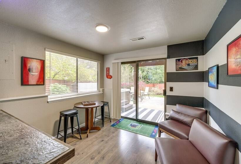 Mount Vernon Home W/ Private Hot Tub