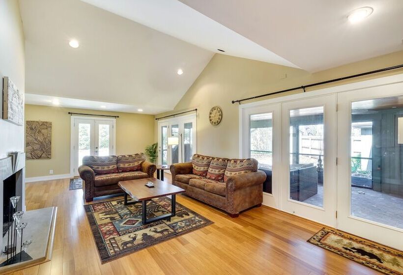 Spacious Prospect Cottage W/ Deck & Scenic Views