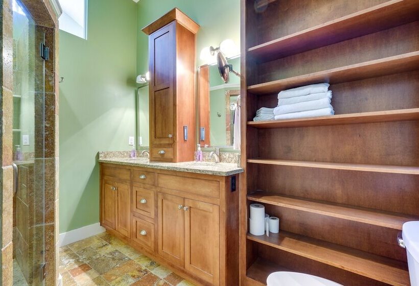 Spacious Prospect Cottage W/ Deck & Scenic Views