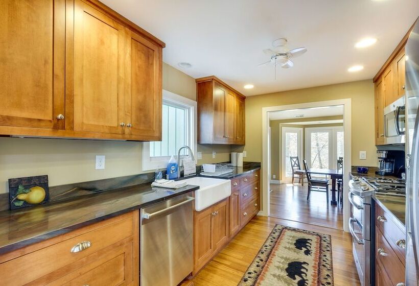 Spacious Prospect Cottage W/ Deck & Scenic Views