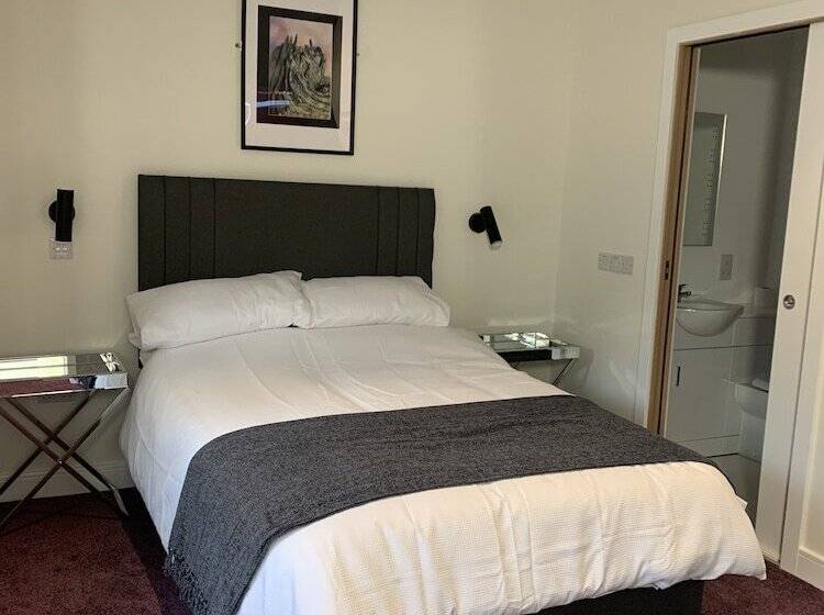 Stag & Thistle Hotel And Restaurant