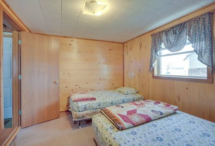 Stone Lake Cabin W/ Private Deck & Fire Pit!