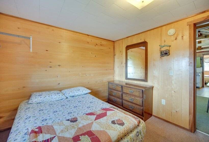 Stone Lake Cabin W/ Private Deck & Fire Pit!