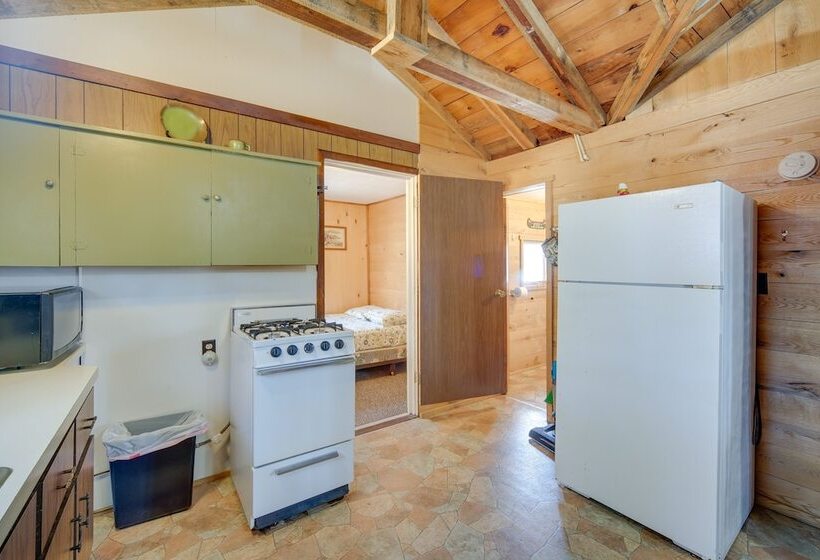 Stone Lake Cabin W/ Private Deck & Fire Pit!