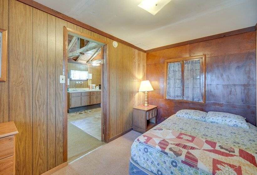 Stone Lake Cabin W/ Private Deck & Fire Pit!