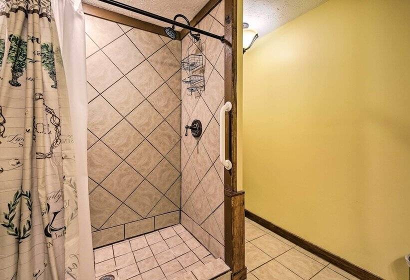 Strawberry Plains Cabin: Private Pond & Game Room!