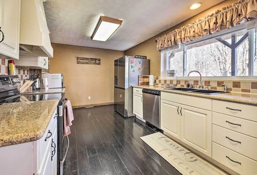 Strawberry Plains Cabin: Private Pond & Game Room!