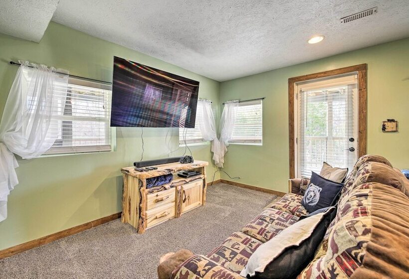 Strawberry Plains Cabin: Private Pond & Game Room!