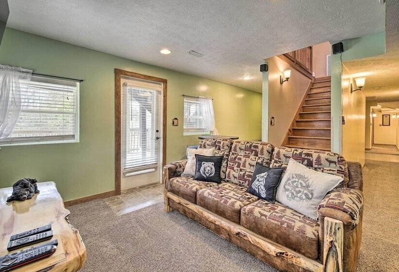 Strawberry Plains Cabin: Private Pond & Game Room!