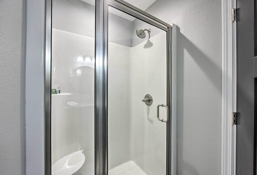 Stunning Avinger Retreat On Lake O  The Pines