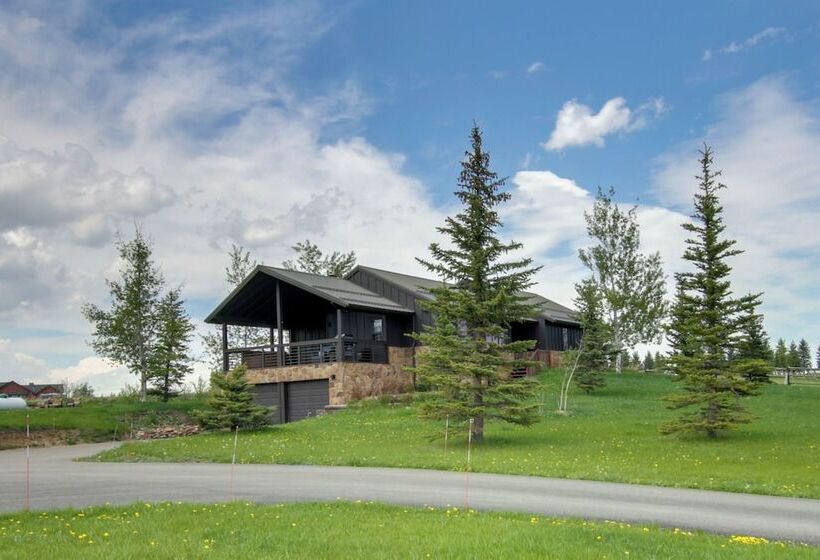 Stunning Gallatin Gateway Mountain Retreat!