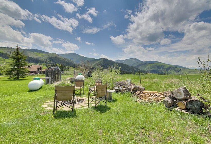 Stunning Gallatin Gateway Mountain Retreat!