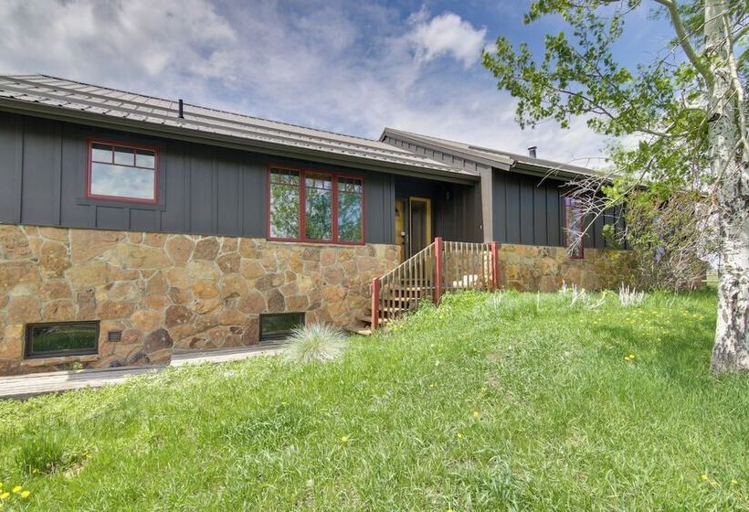 Stunning Gallatin Gateway Mountain Retreat!