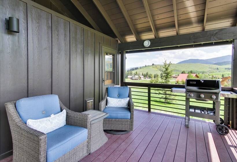 Stunning Gallatin Gateway Mountain Retreat!