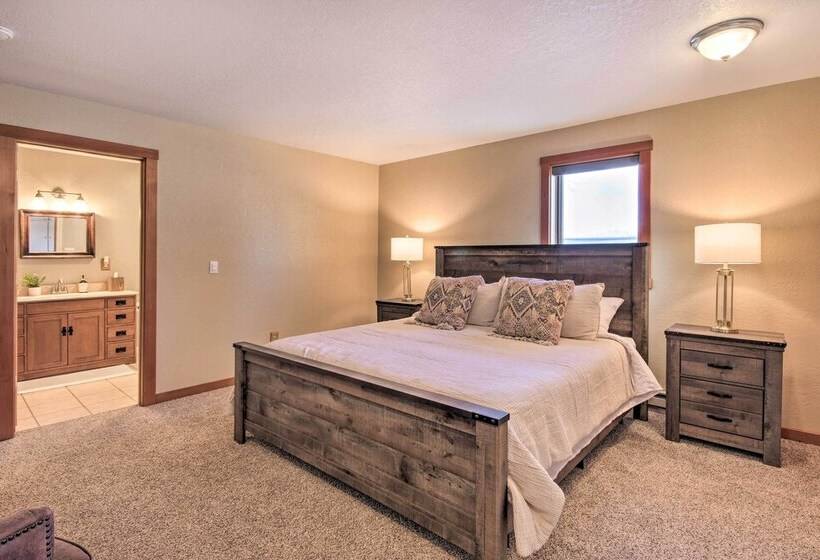 Stunning Gallatin Gateway Mountain Retreat!