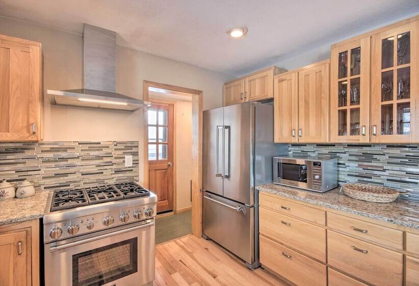 Stunning Gallatin Gateway Mountain Retreat!