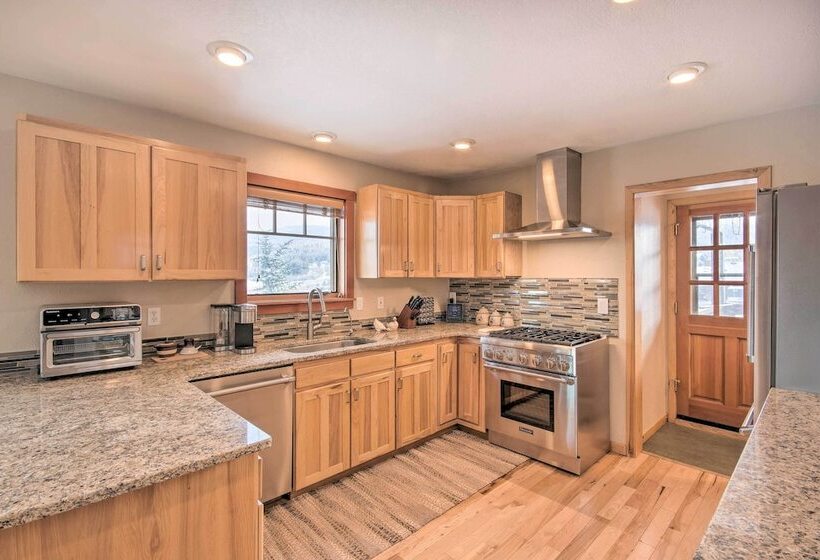 Stunning Gallatin Gateway Mountain Retreat!