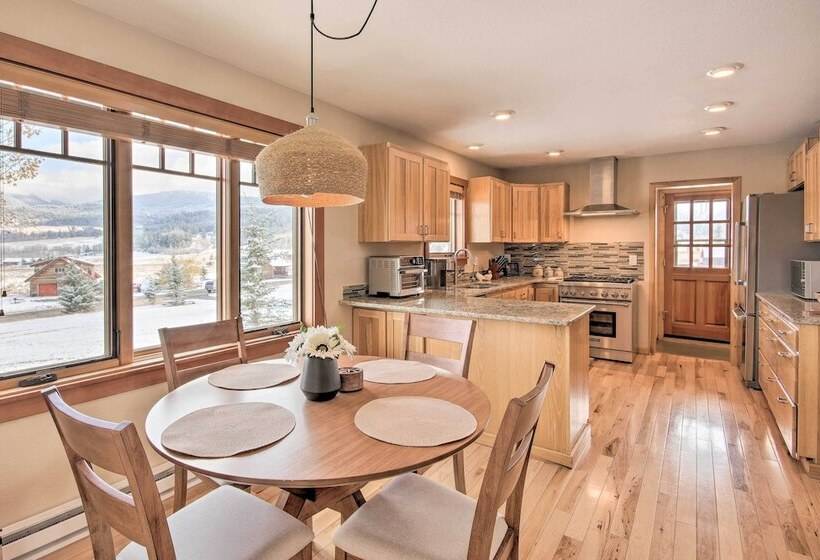 Stunning Gallatin Gateway Mountain Retreat!