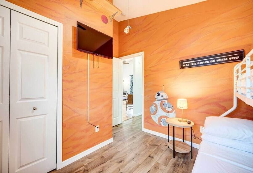 Kissimmee Retreat W/ Private Basketball Court!