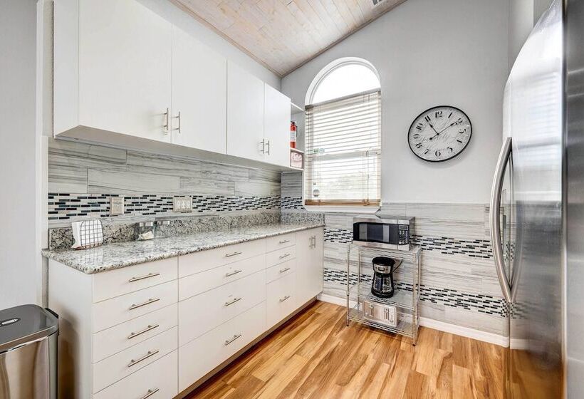 Kissimmee Retreat W/ Private Basketball Court!