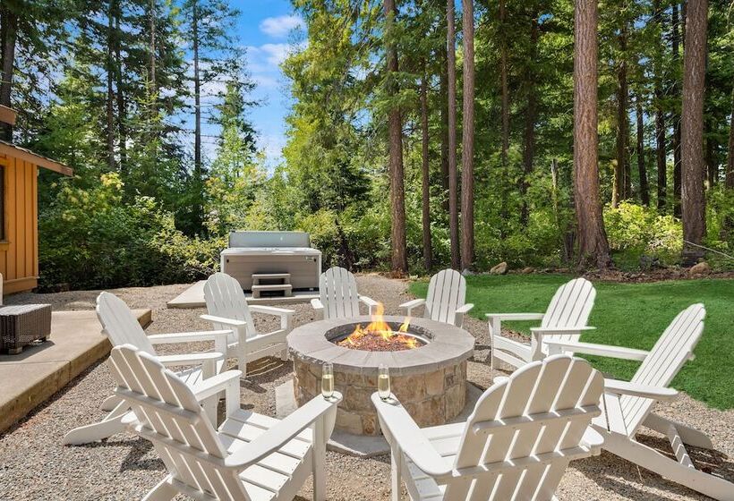 Hot Tub & Game Room: Home In Cle Elum