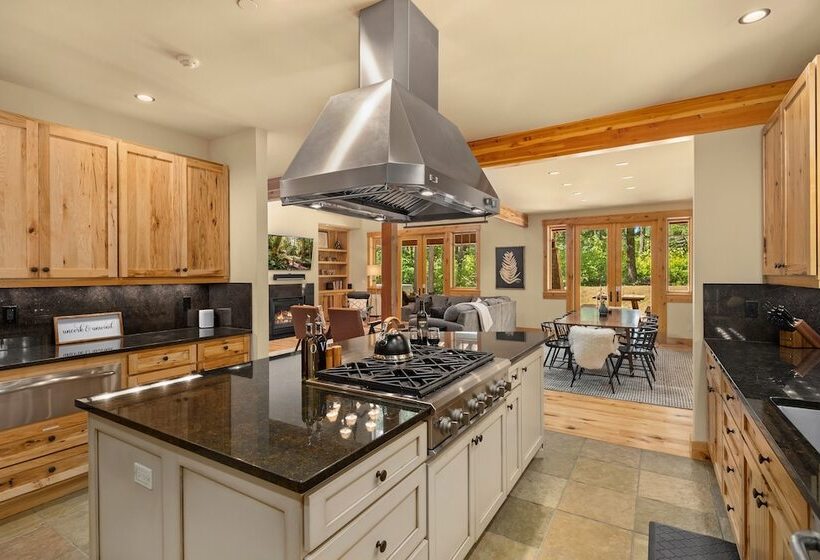 Hot Tub & Game Room: Home In Cle Elum