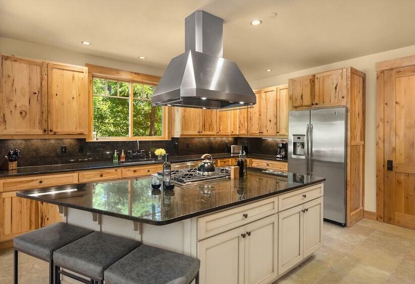 Hot Tub & Game Room: Home In Cle Elum