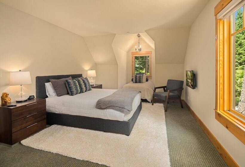 Hot Tub & Game Room: Home In Cle Elum