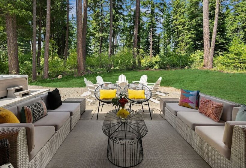 Hot Tub & Game Room: Home In Cle Elum