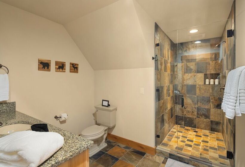 Hot Tub & Game Room: Home In Cle Elum