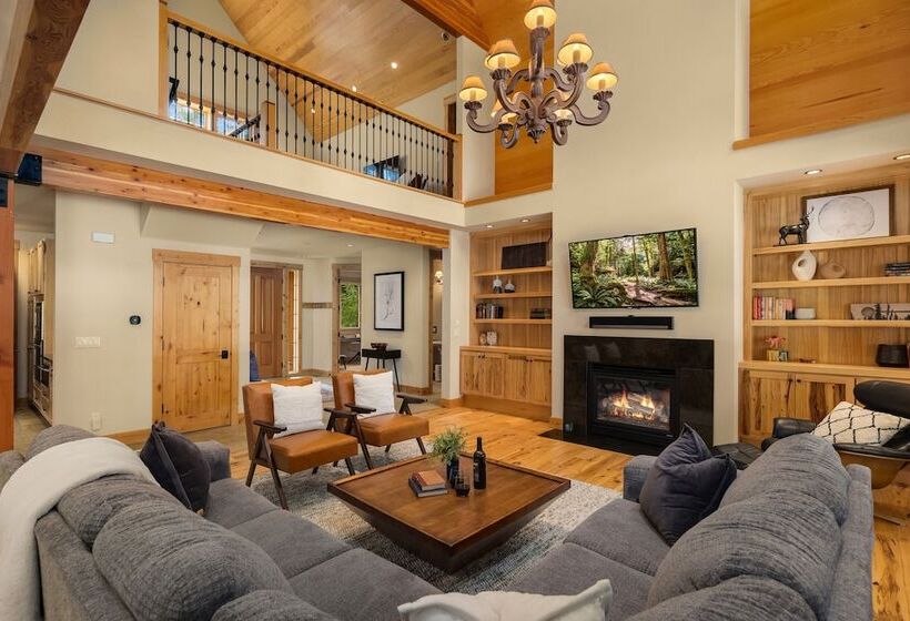 Hot Tub & Game Room: Home In Cle Elum