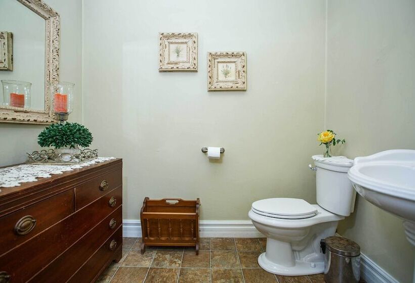 Dog Friendly Home W/ Balcony & Yard In Surgeon Bay