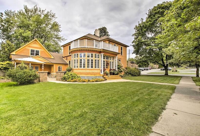 Dog Friendly Home W/ Balcony & Yard In Surgeon Bay