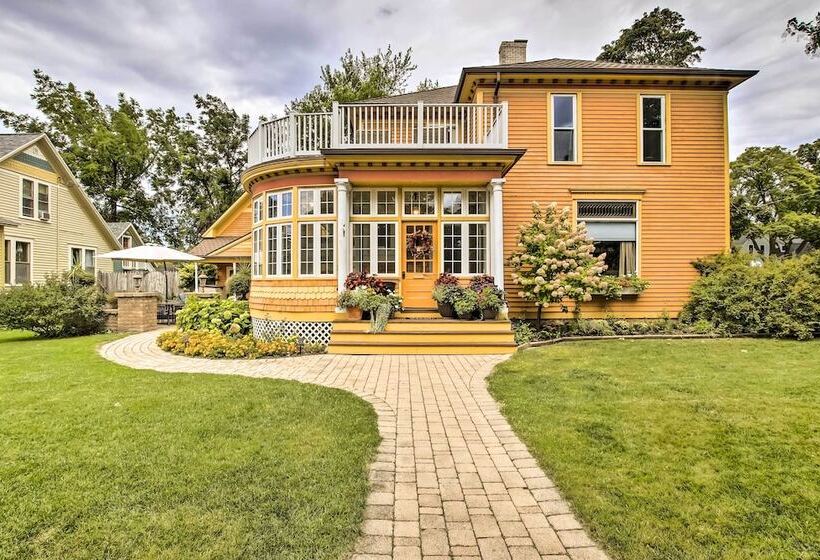 Dog Friendly Home W/ Balcony & Yard In Surgeon Bay