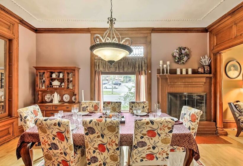 Dog Friendly Home W/ Balcony & Yard In Surgeon Bay