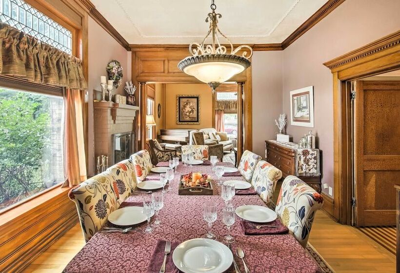 Dog Friendly Home W/ Balcony & Yard In Surgeon Bay