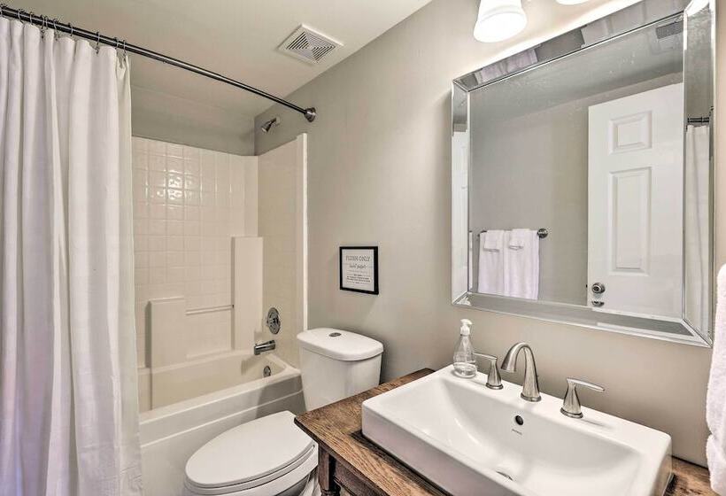 Stylish Vilas Hideaway: Hike, Ski & Explore!