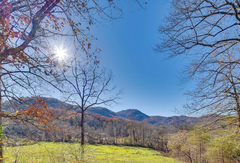 Peaceful Lake Lure Cabin W/ Fireplace!