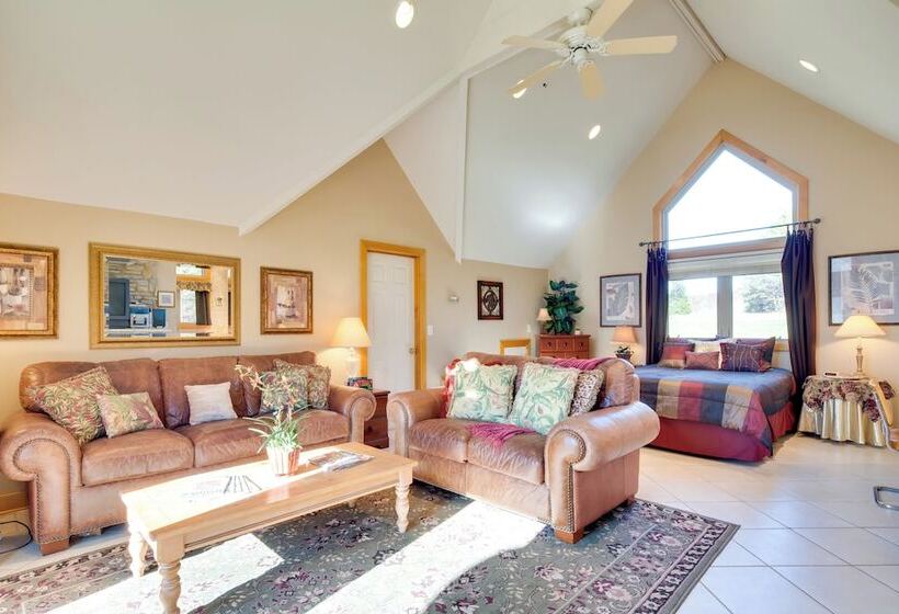 Peaceful Lake Lure Cabin W/ Fireplace!