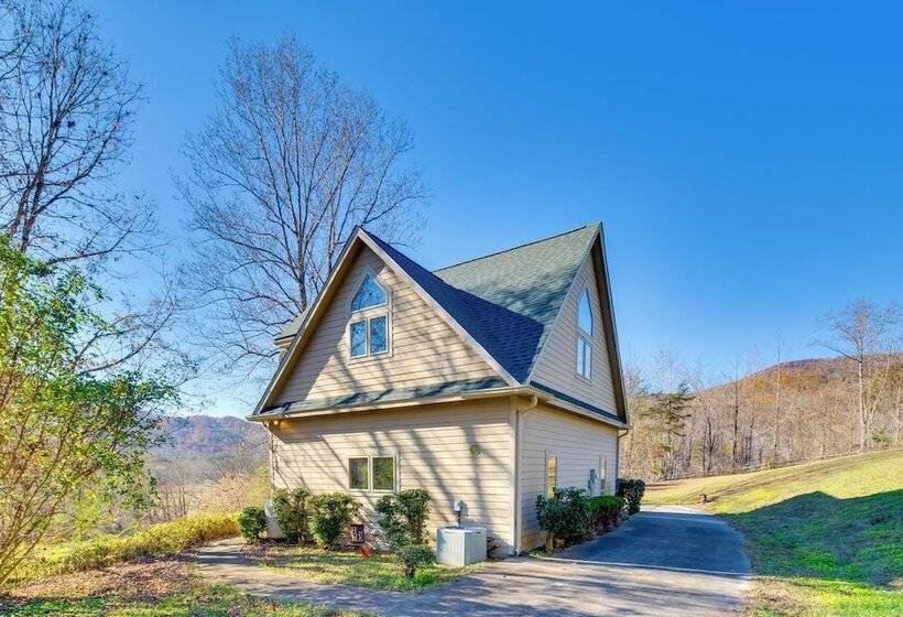 Peaceful Lake Lure Cabin W/ Fireplace!