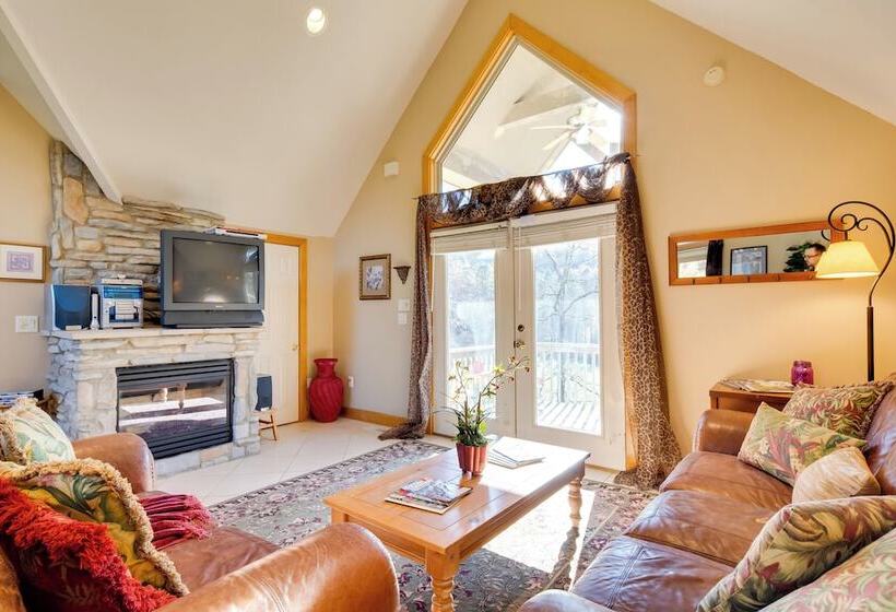 Peaceful Lake Lure Cabin W/ Fireplace!