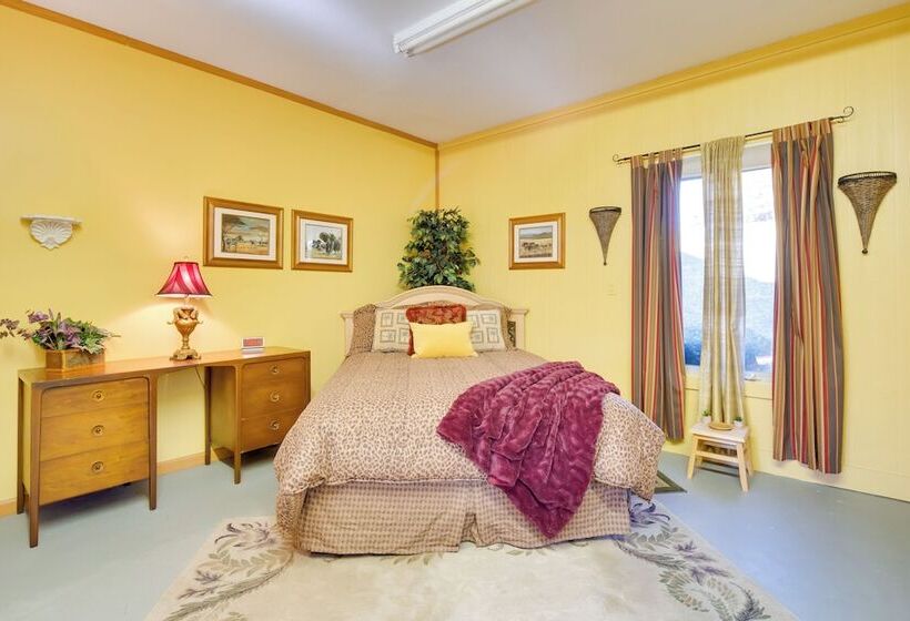 Peaceful Lake Lure Cabin W/ Fireplace!