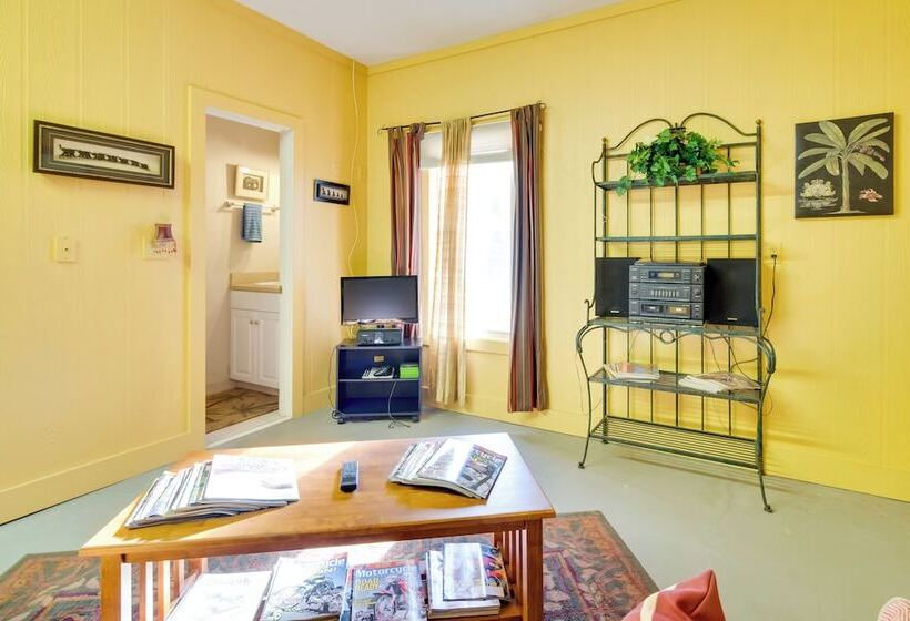 Peaceful Lake Lure Cabin W/ Fireplace!