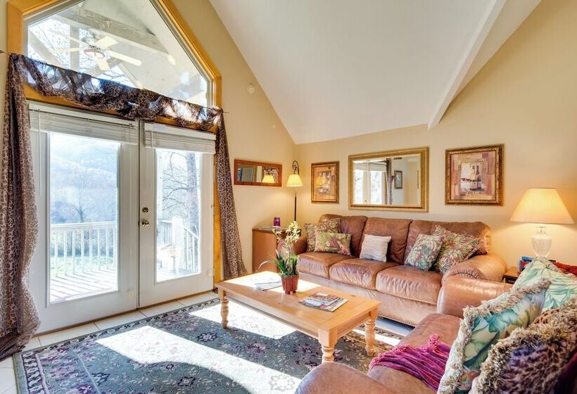 Peaceful Lake Lure Cabin W/ Fireplace!