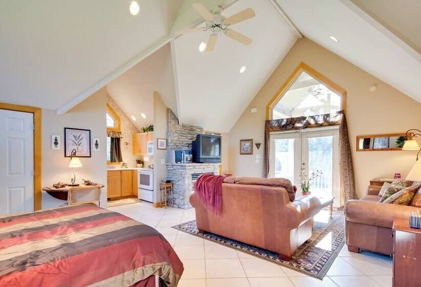 Peaceful Lake Lure Cabin W/ Fireplace!