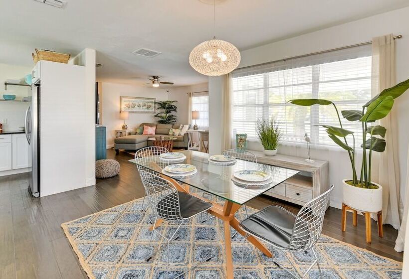 Sunny Sarasota Home W/ Pool Near Siesta Key Beach!