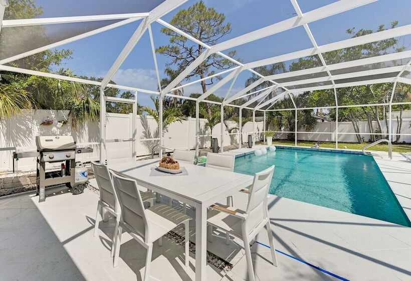 Sunny Sarasota Home W/ Pool Near Siesta Key Beach!